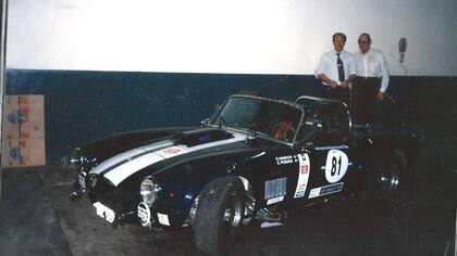 Rodolfo Manochi junto a su papá y al auto que construyó a los 28 años