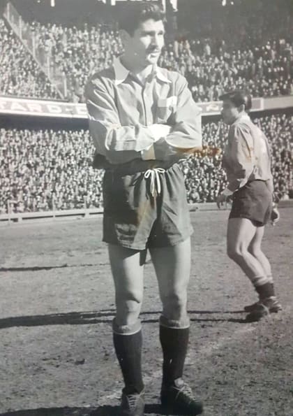 Rodolfo Micheli, con la camiseta de Independiente en un clásico contra Boca en la Bombonera. Micheli es presidente de la Mutual de Futbolistas Argentinos.