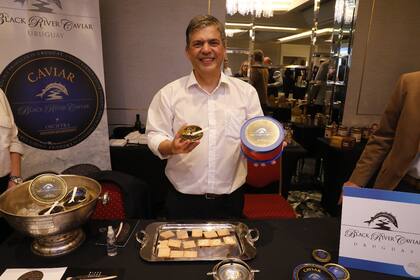 Rodolfo muestra orgulloso el caviar que se elabora en Uruguay