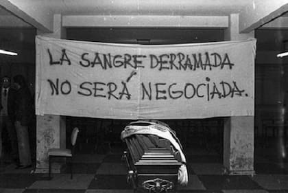 Rodolfo Ortega Peña, fue asesinado a balazos por la Triple A cuando bajaba de un taxi en Santa Fe y Carlos Pellegrini, el 31 de julio de 1974