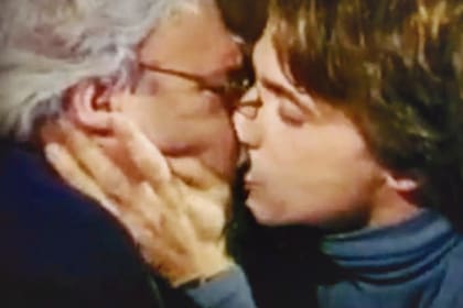 Rodolfo Ranni y Gerardo Romano en una escena de Zona de riesgo que resultó jugada para su época