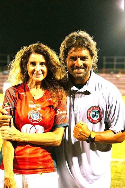 Rodolfo "Rolo" Zapata con su mujer, Alejandra Moraco, con los colores del Montego Bay United, de la Liga Premier de Jamaica (2025)
