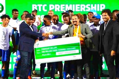 Rodolfo "Rolo" Zapata (derecha), campeón de la Botswana Premier League 2018/19 con el Township Rollers FC. Con el cheque de $130,000 dólares por haber ganado la Liga. Doce jugadores fueron convocados a la selección nacional