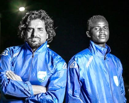 Rodolfo "Rolo" Zapata en 2018 junto a Duncan Otieno, capitán del AFC Leopards (Kenya Premier League) y de la selección nacional de