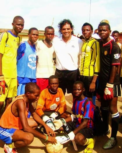 Rodolfo "Rolo" Zapata junto a los arqueros del Sunshine Stars FC de la Liga Premier de Nigeria (Africa, 2010).