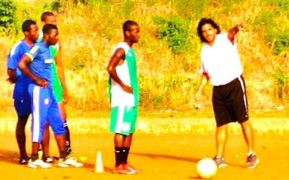 Rodolfo "Rolo" Zapata transmitiendo su pasión: dirigió en cuatro de los cinco continentes