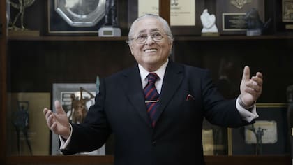 Rodolfo Sciammarella en su oficina, con varios premios detrás