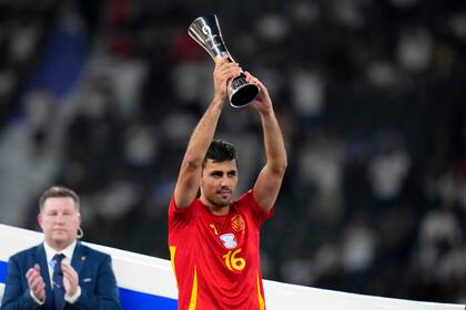 Rodri alza el trofeo como Mejor Jugador de la Eurocopa que ganó España en Berlín, el 14 de julio pasado. (AP Foto/Manu Fernandez)