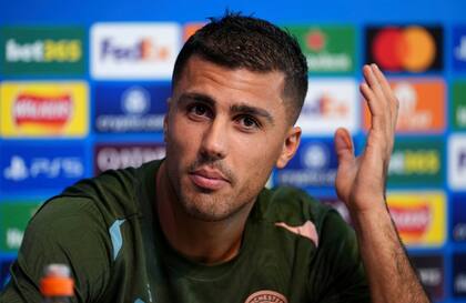 Rodri, el centrocampista del Manchester City, en la rueda de prensa en la que sugirió la posibilidad de una huelga, cinco días antes de lesionarse. (Martin Rickett/PA vía AP)