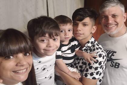 Rodri junto a su familia. Marta y Javier, sus papás, y sus hermanos Ignacio (14) y Bautista (3)