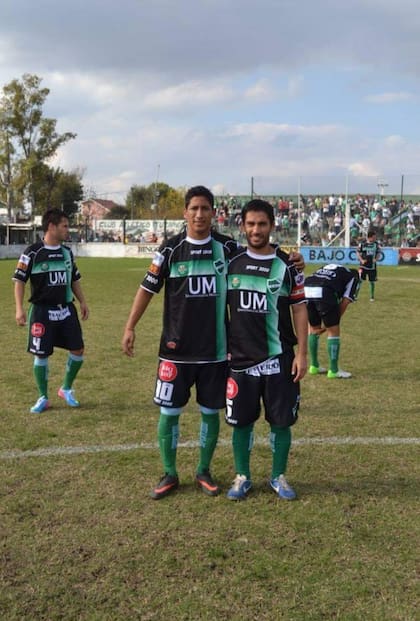 Rodrigo Aliendro, con la camiseta N°10, junto a Oscar Ibáñez, el capitán de Ituzaingó durante el paso del 'Peti' por el club.
