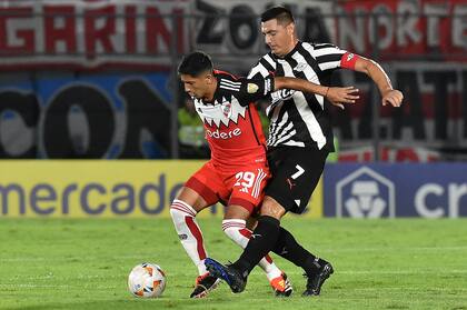 Rodrigo Aliendro, una de las piezas de equilibrio y de mejor rendimiento en el primer tiempo de River: el volante asistió a Solari en el primer gol de los millonarios.