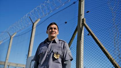 Ser el primer agente penitenciario en recibirse de socilogo tras estudiar en la crcel, junto a los presos