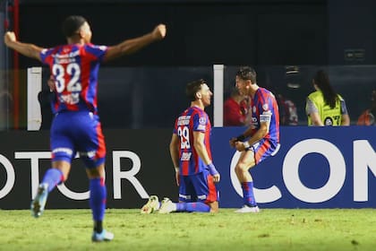 Rodrigo Auzmendi celebra junto al capitán Nicolás Tripichio el gol del empate de San Lorenzo ante Santos, en Vila Belmiro