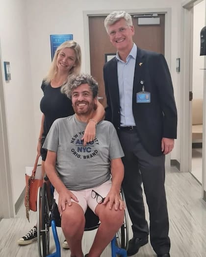 Rodrigo Barrionuevo junto a Luján, su "compañera" y el doctor Eduardo Locatelli