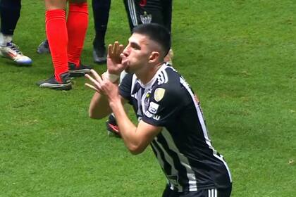 Rodrigo Battaglia festeja su gol simulando inflar un globo ante San Lorenzo; el futbolista de Mineiro surgió de Huracán.
