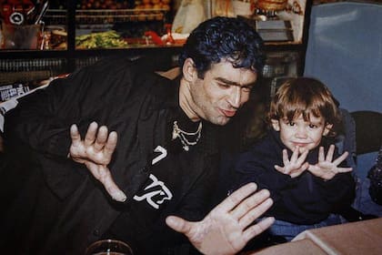 Rodrigo Bueno con su hijo Ramiro, cenando en El Corralón la misma noche en la que más tarde perdería la vida