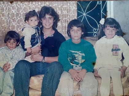 Rodrigo Bueno con su prima Magui en brazos