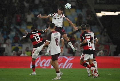 Rodrigo Castillo cabecea la pelota en la final de la Recopa Sudamericana