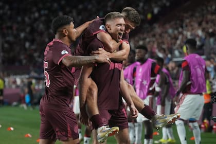 Rodrigo Castillo celebra con sus compañeros; el delantero fue la figura de la noche en el sur (AP Photo/Gustavo Garello)