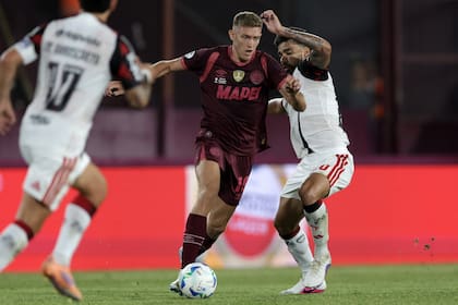 Rodrigo Castillo encara ante la defensa de Flamengo