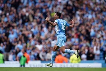 Rodrigo celebra tras anotar el segundo gol de Manchester City en la victoria 3-2 ante Aston Villa