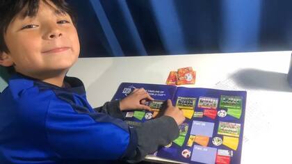 Rodrigo Condori busca completar el álbum antes de que comience el mundial de fútbol.