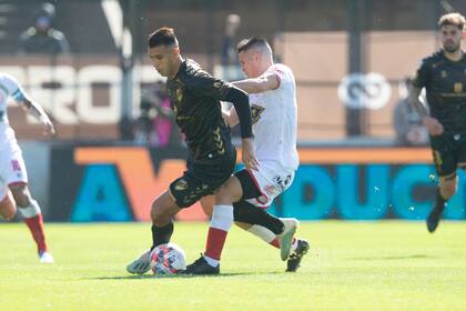 Rodrigo Contreras, 9 de Platense, es presionado por un defensor de Barracas Central