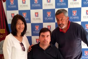 Rodrigo Cortés, acompañado por sus padres, Virginia y Roberto, exhibe orgulloso su título de Contador