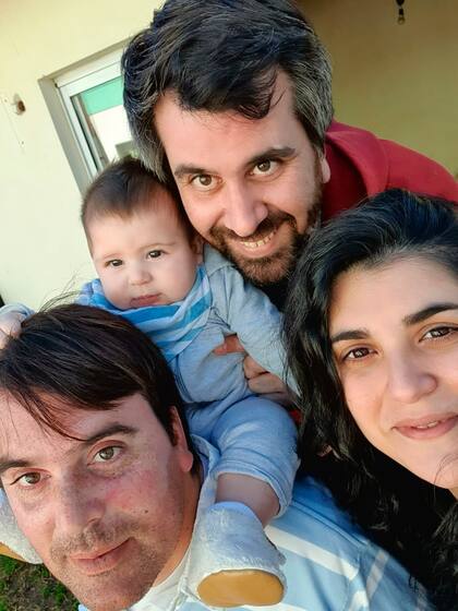 Rodrigo Cortés en familia, con su hermano Gonzalo, la cuñada y Agustín, el sobrinito de un año