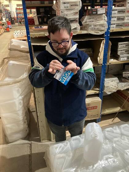 Rodrigo cumplió 27 años, tiene síndrome de Down y está a cargo del embalaje de pedidos