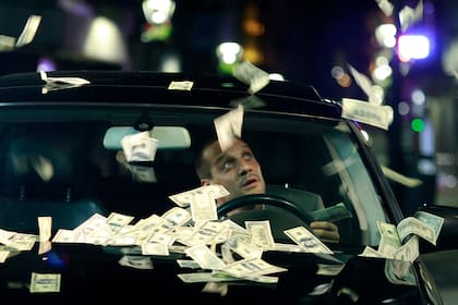 Una lluvia de dólares anticipa un crimen que complicará a Matías