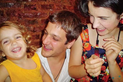 Recuerdo de niñez: la actriz junto a sus padres Rodrigo de la Serna y Érica Rivas