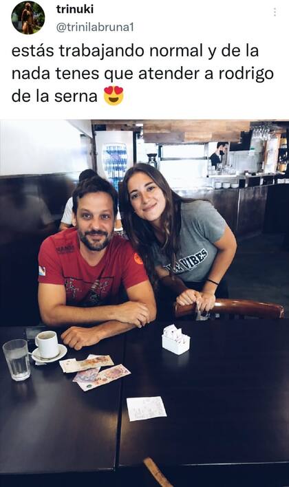 Rodrigo de la Serna junto a su fanática en el interior del restaurante donde trabaja