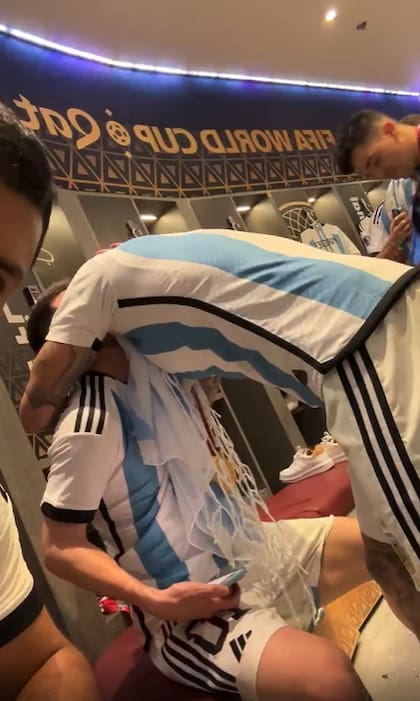 Rodrigo de Paul abraza a Lionel Messi