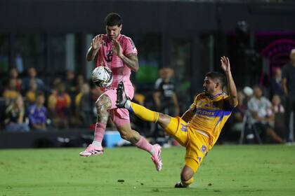 Rodrigo De Paul batalla con Jesús Garza: el volante argentino jugó todo el partido y fue unas de las figuras en la victoria de Inter Miami