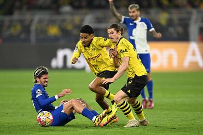 Rodrigo De Paul cae y es superado por Ian Maatsen y Mats Hummels, de Borussia Dortmund; el ex volante de Racing quedó con el ánimo arrumbado por la eliminación.