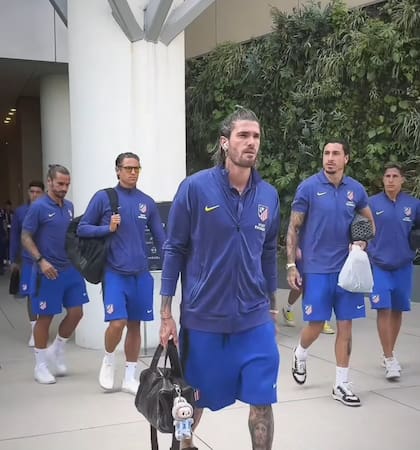 Rodrigo De Paul con su Labubu en el bolso