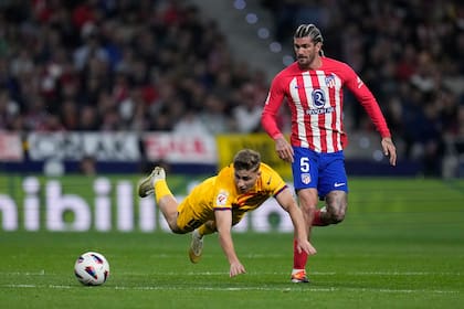 Rodrigo De Paul deja en el piso a Fermín, autor del tercer gol de Barcelona; el volante argentino de la selección falló un pase y provocó la jugada del segundo tanto de Barcelona