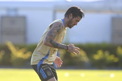 Rodrigo De Paul, en Ezeiza, en la última práctica; todo iba bien para el volante de Atlético de Madrid, hasta que sintió algo muy leve; al pausarse este viernes, estará disponible el martes frente a Brasil.