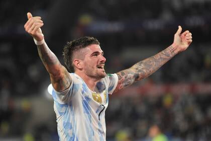 Rodrigo De Paul festeja su gol durante el partido de eliminatorias entre Argentina y Uruguay