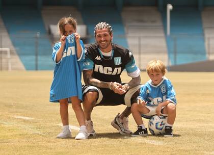 Rodrigo De Paul junto a sus dos hijos
