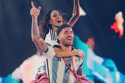 Rodrigo De Paul junto a Tini Stoessel tras haber obtenido la Copa del Mundo 