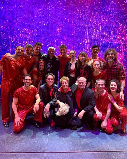 Rodrigo De Paul junto al elenco de Tootsie (Foto: Instagram @nicovazquezok)