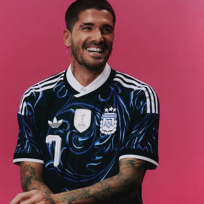 Rodrigo De Paul, junto con la nueva camiseta alternativa de la selección argentina