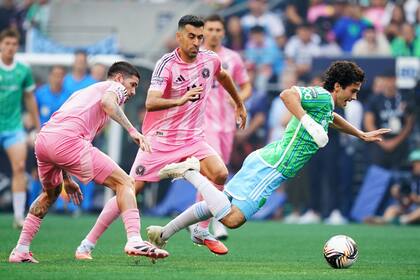 Rodrigo De Paul le comete infracción a Paul Rothrock, de Seattle Sounders