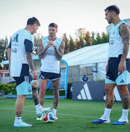 Rodrigo de Paul, Lionel Messi y Leandro Paredes