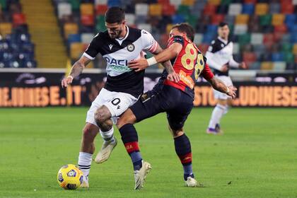 Rodrigo De Paul lucha por la pelota con Luca Pellegrini, de Genoa