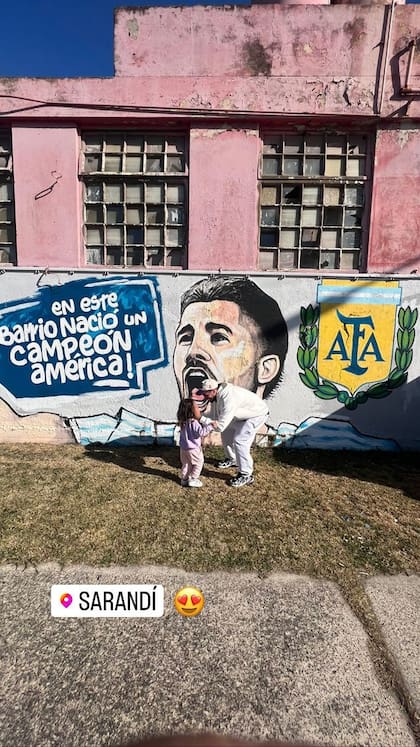 Rodrigo De Paul volvió a Sarandí, su ciudad natal, y le mostró un mural muy especial a su hija. Foto/Instagram @rodridepaul