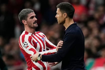 Rodrigo De Paul y el DT Xabi Alonso en uno de los enfrentamientos Aleti vs. Leverkusen